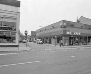 857143 Gezicht in de Berkstraat te Utrecht, vanaf de Amsterdamsestraatweg, met rechts het pand van De Zon ...